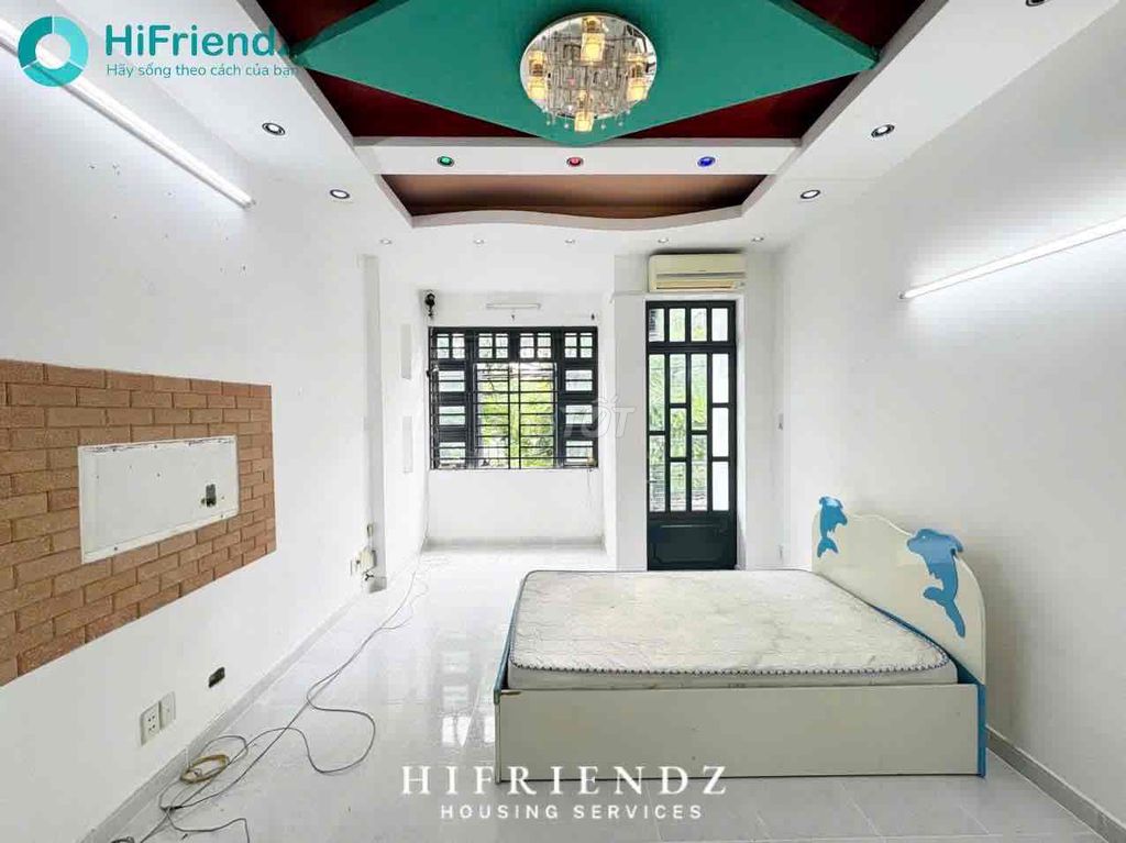 Tell Zhang Bancol the full interior right next to the super-vill