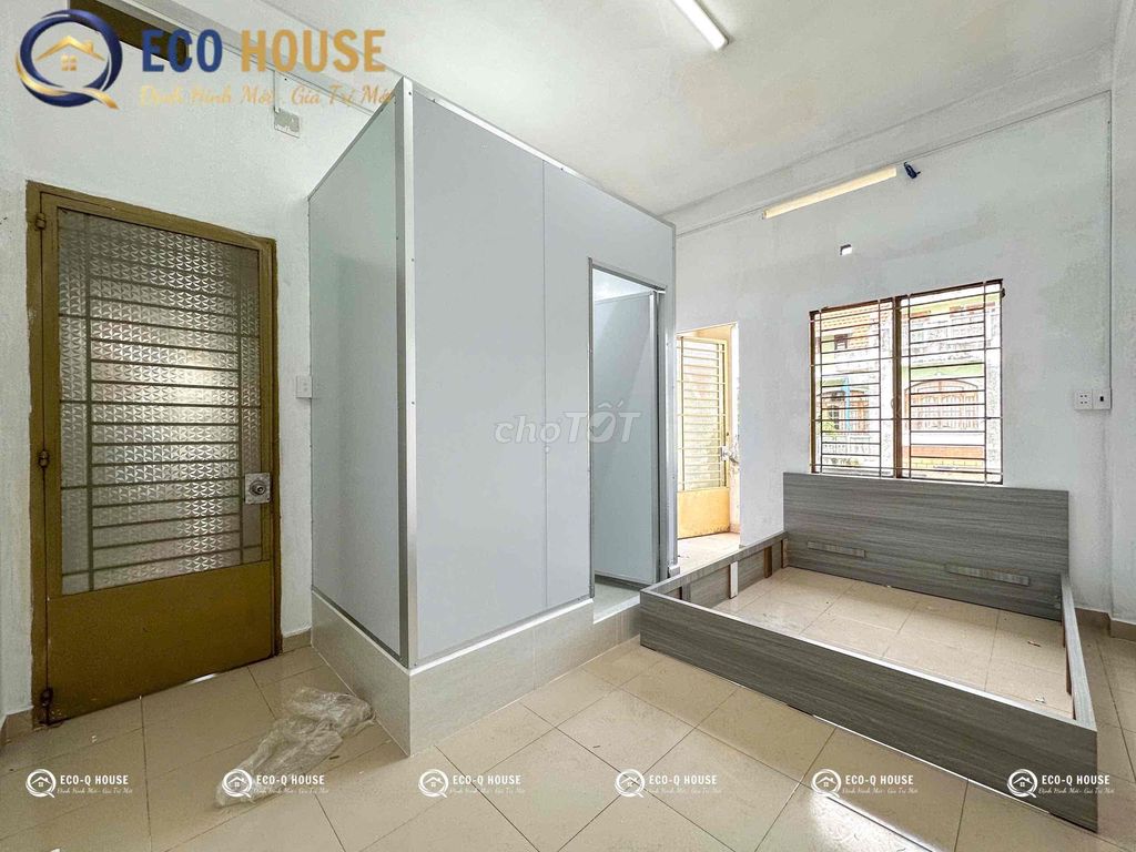 Rents a cheap window studio close to a charity college.