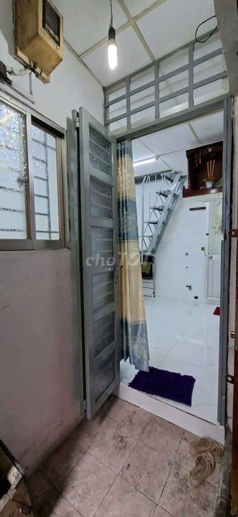 Clean homes with air conditioning and fans in them.