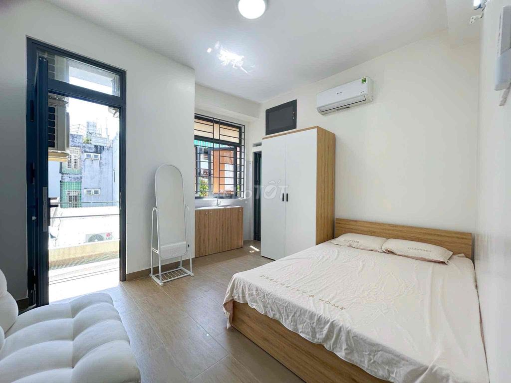 The studio is located at Phú Nhuận.