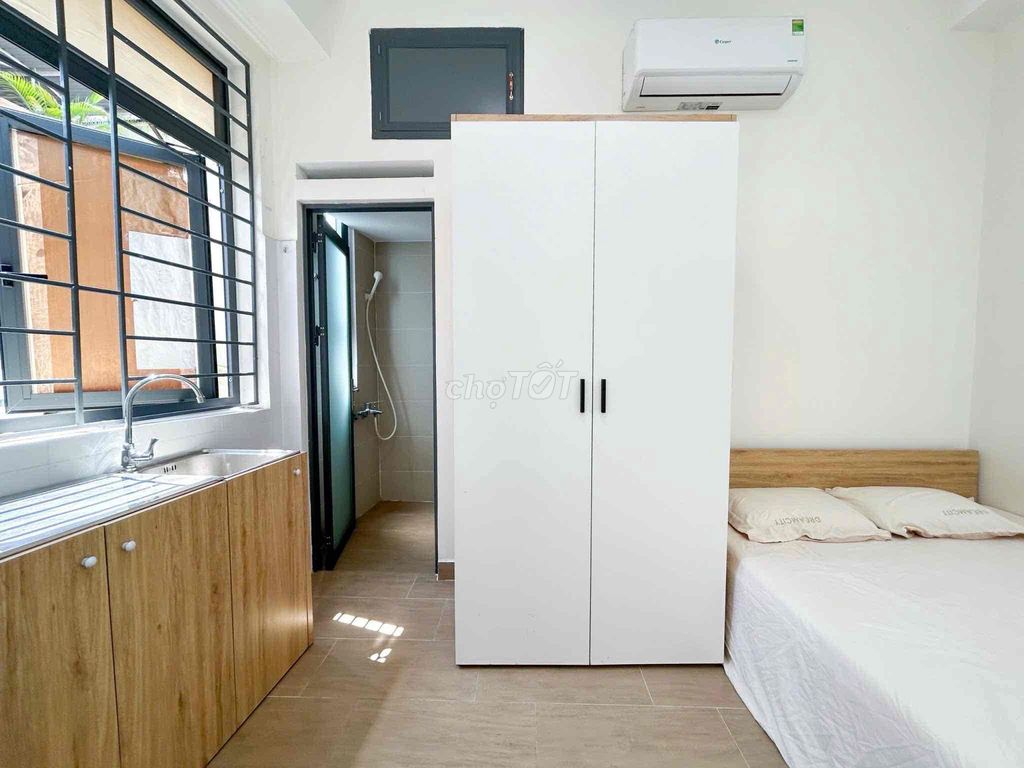 The studio is located at Phú Nhuận.