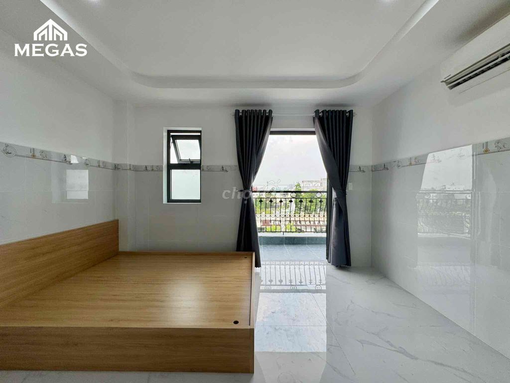 The balcony studio is right at the end of Nguyễn Thái Sơn.
