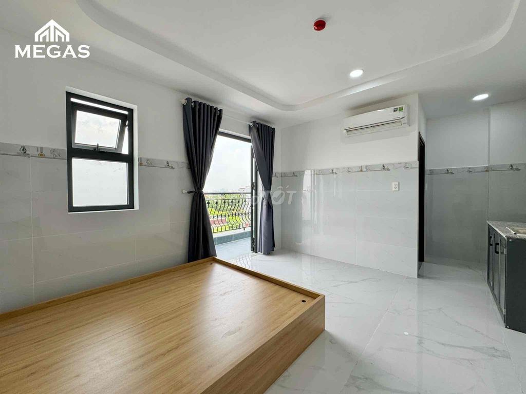 The balcony studio is right at the end of Nguyễn Thái Sơn.