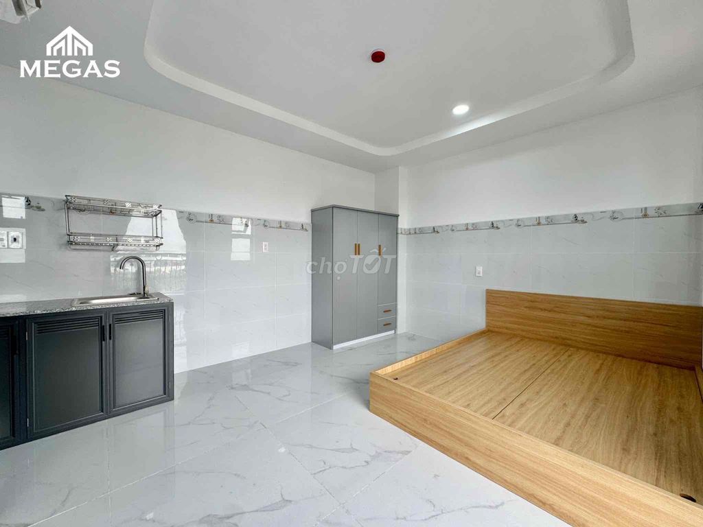 The balcony studio is right at the end of Nguyễn Thái Sơn.