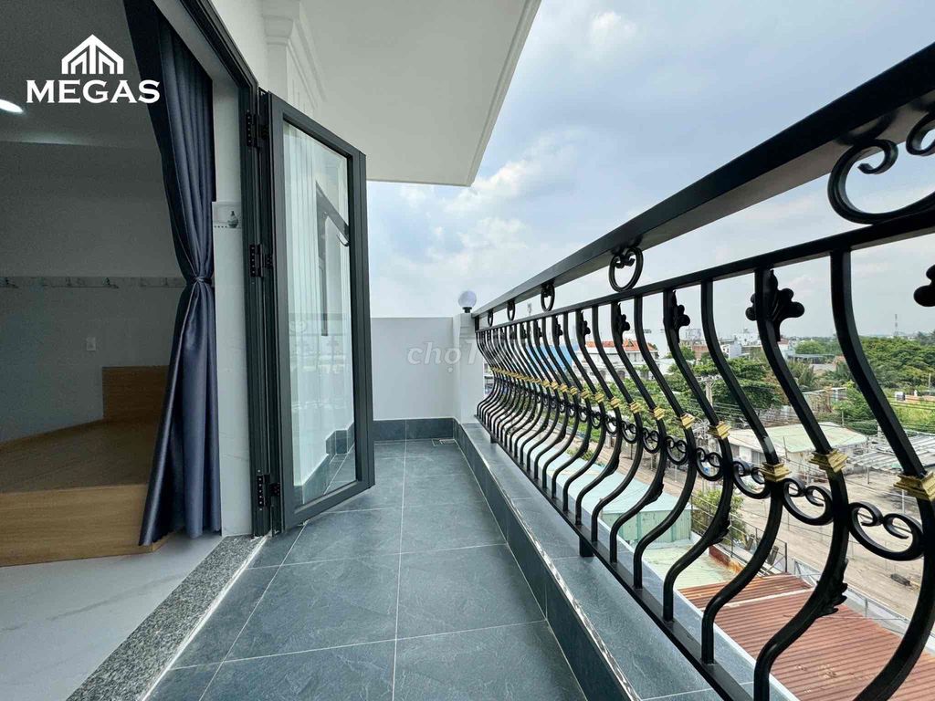 The balcony studio is right at the end of Nguyễn Thái Sơn.