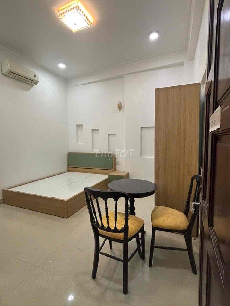 Full Seven's Private Room, Manner.