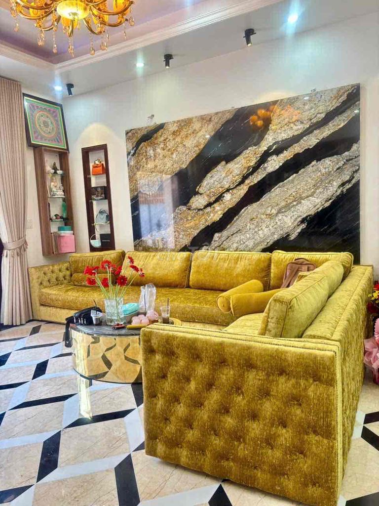 Full Seven's Private Room, Manner.