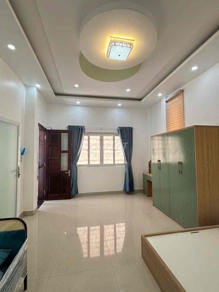 Full Seven's Private Room, Manner.