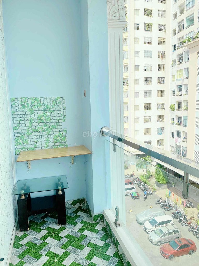 The owner of the Sư Vạn Hạnh hotel has two balconys - with interiors.