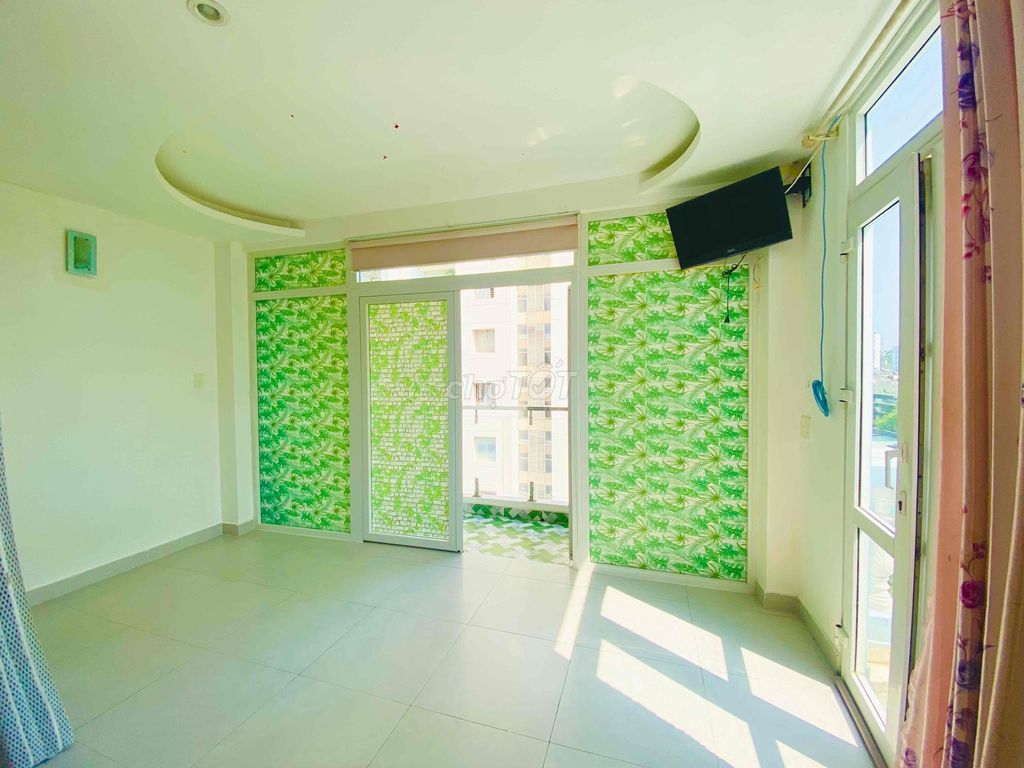 The owner of the Sư Vạn Hạnh hotel has two balconys - with interiors.