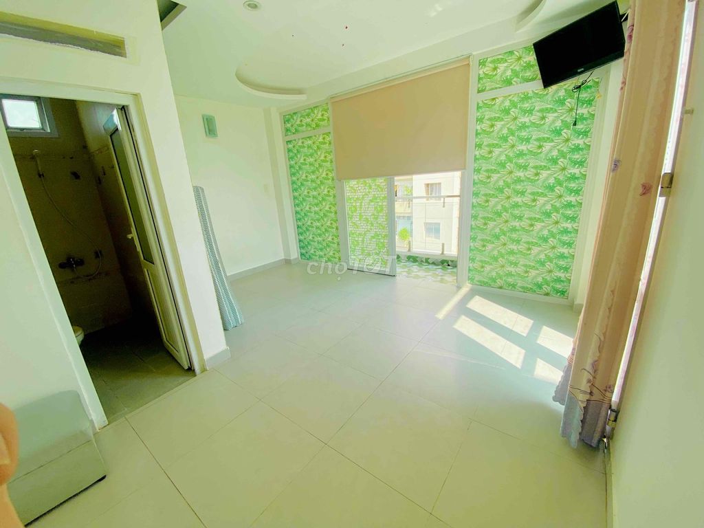 The owner of the Sư Vạn Hạnh hotel has two balconys - with interiors.