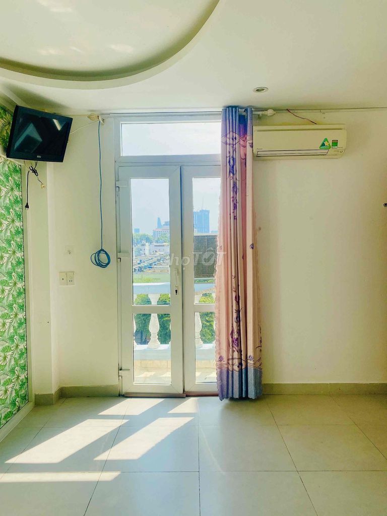 The owner of the Sư Vạn Hạnh hotel has two balconys - with interiors.