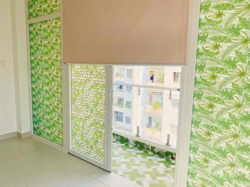 The owner of the Sư Vạn Hạnh hotel has two balconys - with interiors.