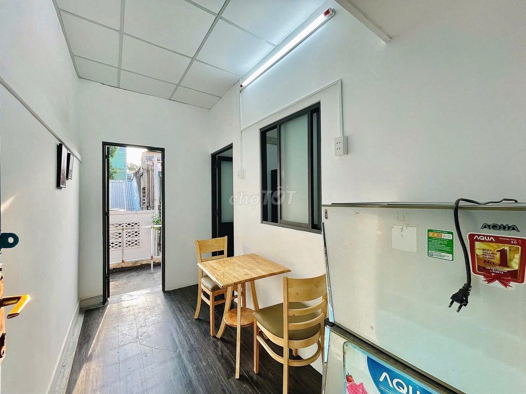 Two bedrooms, right at the market, free four cars, bandol, full interior.