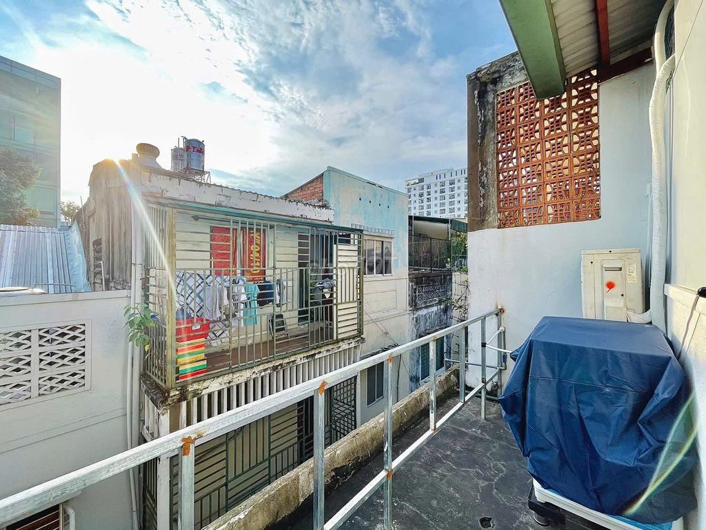 Two bedrooms, right at the market, free four cars, bandol, full interior.