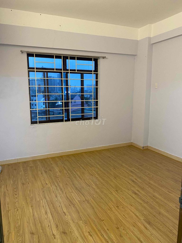 Rent a house in 4th.