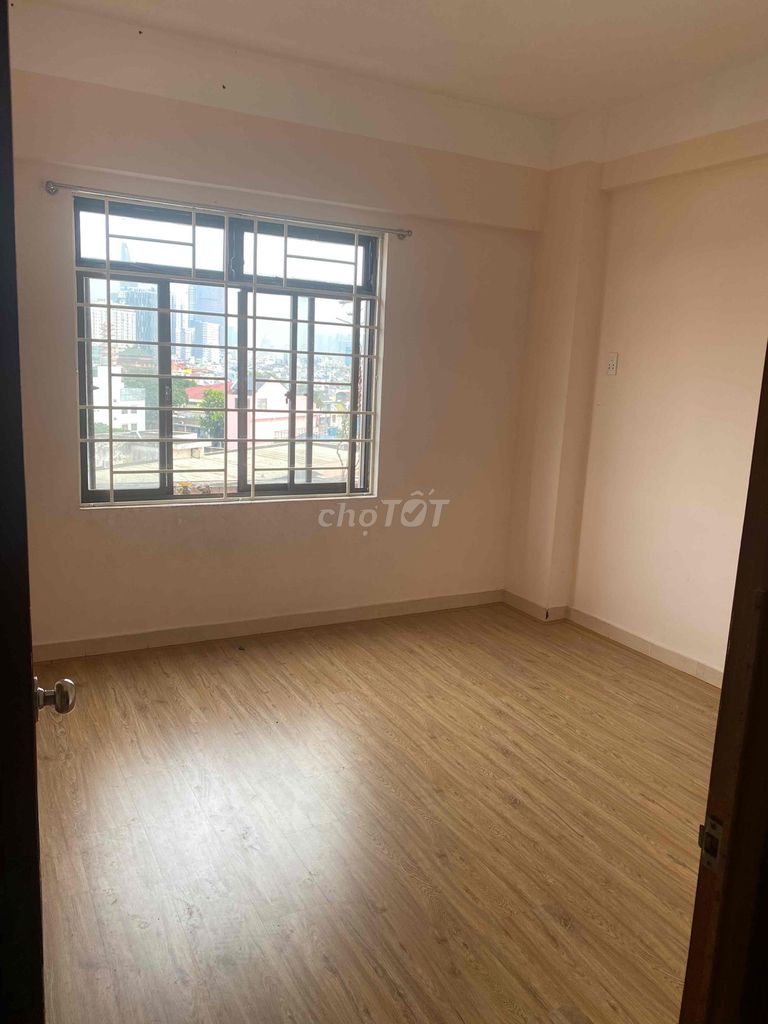 Rent a house in 4th.