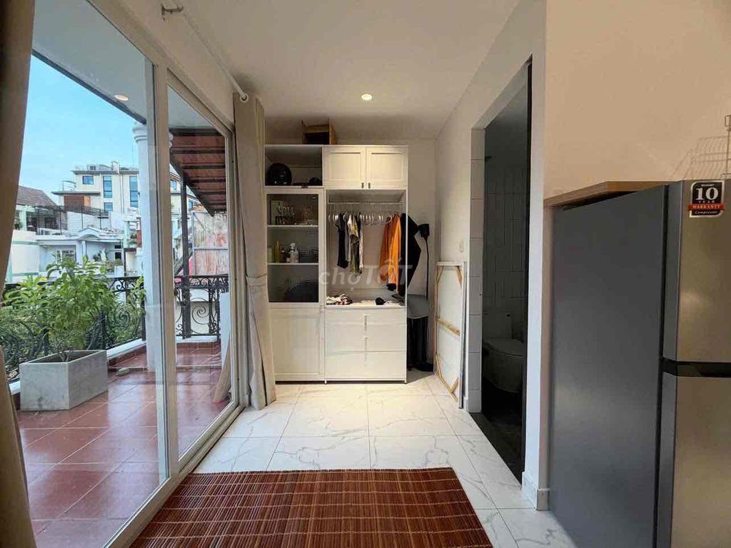 Rent a balcony studio full of furniture right near Ueh University.