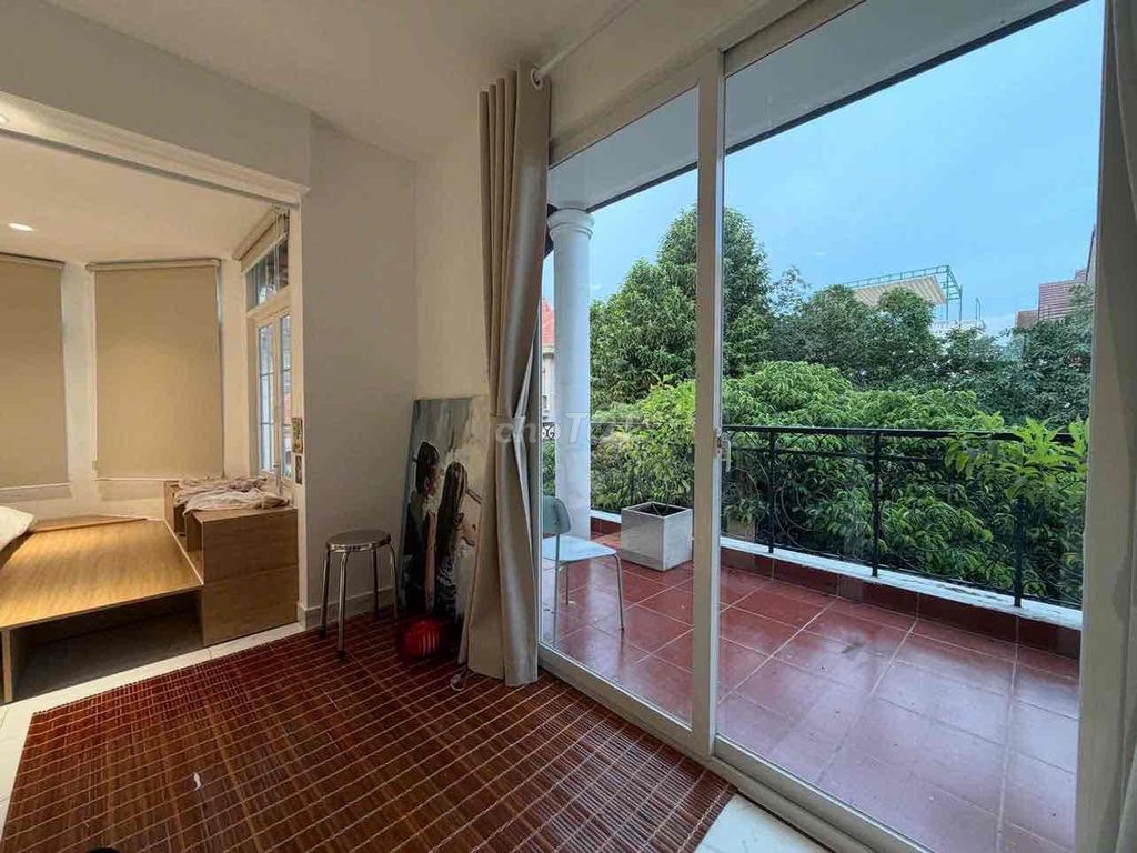 Rent a balcony studio full of furniture right near Ueh University.