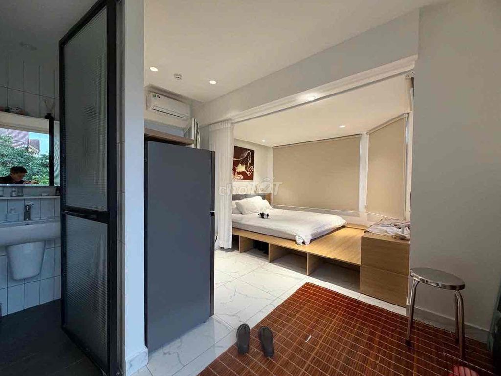 Rent a balcony studio full of furniture right near Ueh University.