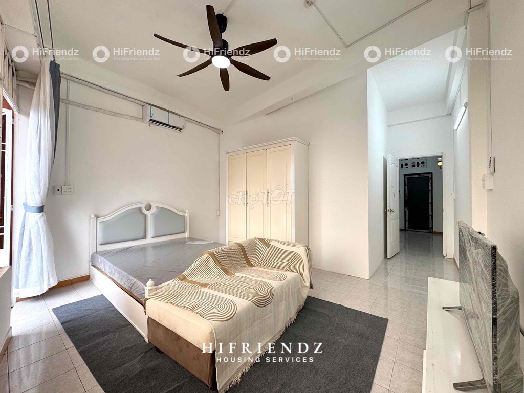 Rent a bedroom on two. The balcony. Cleans the elevator itself.