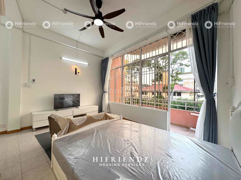 Rent a bedroom on two. The balcony. Cleans the elevator itself.