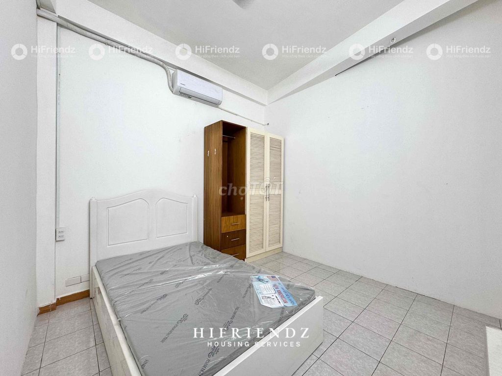 Rent a bedroom on two. The balcony. Cleans the elevator itself.