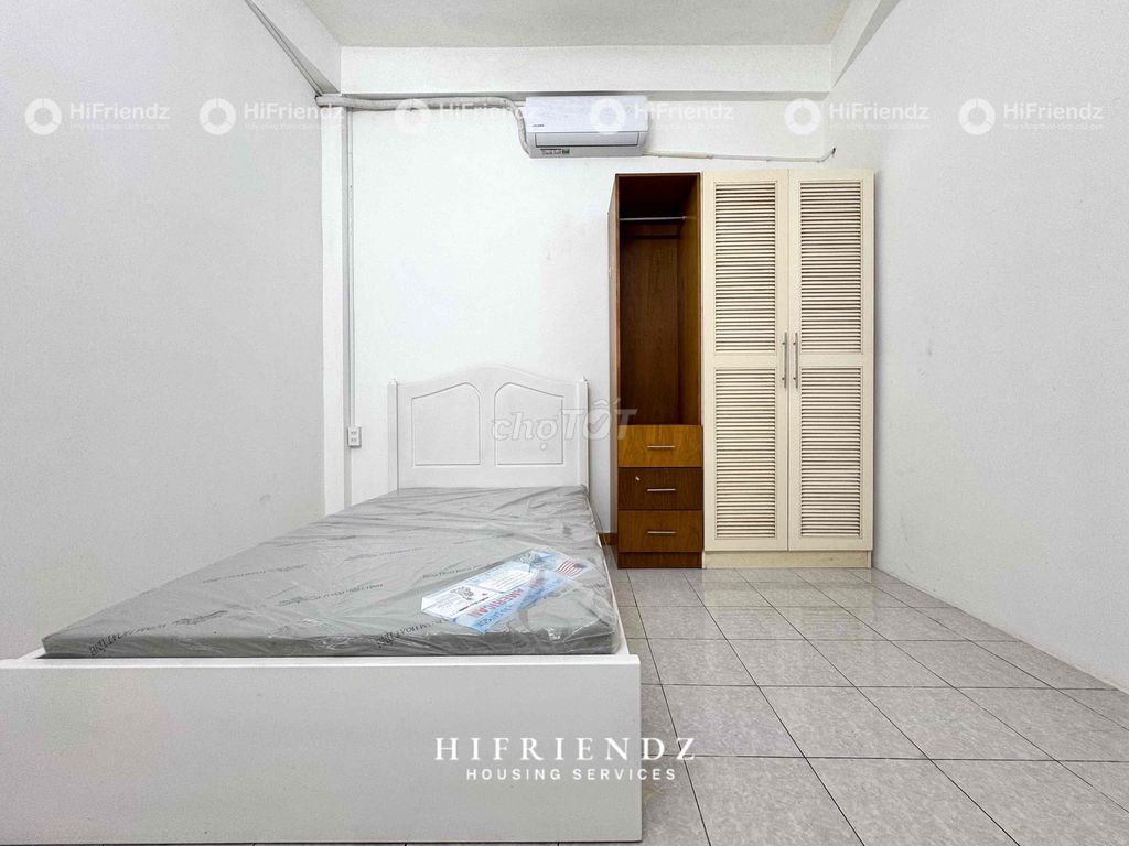Rent a bedroom on two. The balcony. Cleans the elevator itself.