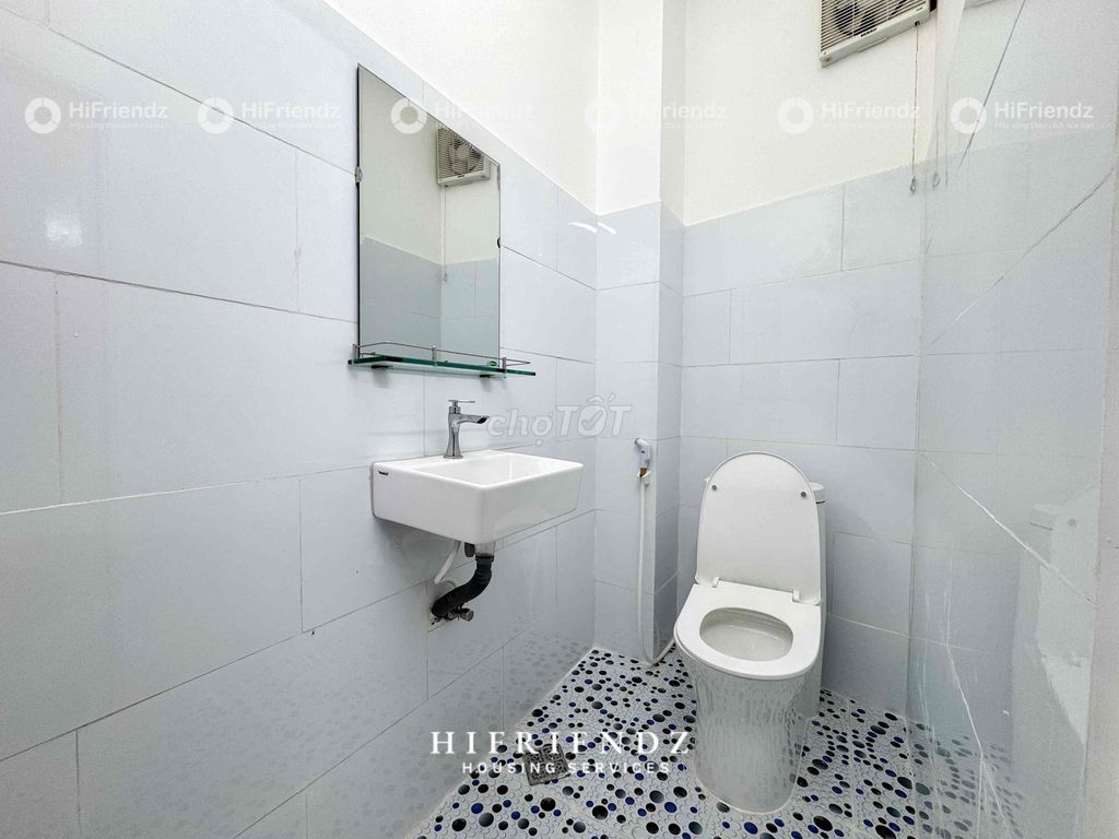 Rent a bedroom on two. The balcony. Cleans the elevator itself.