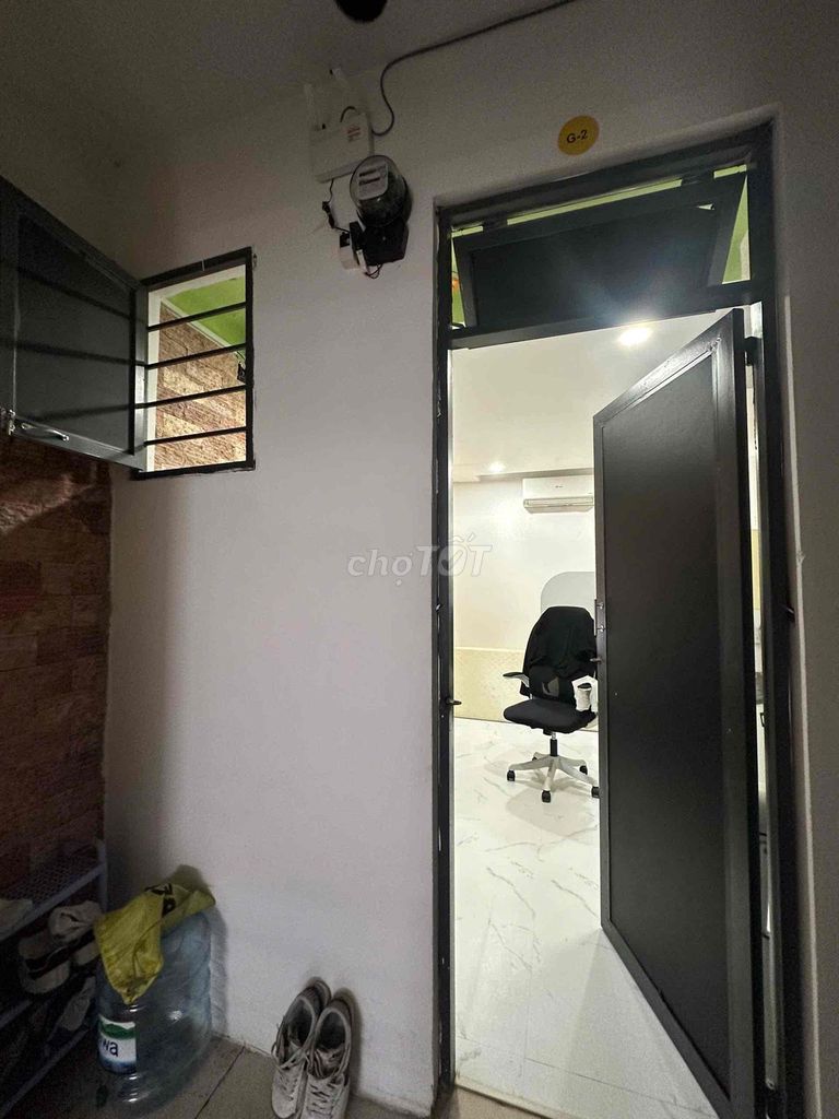 It's the owner who rented the apartment where the cold machine is ready.