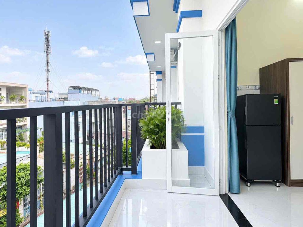 Rent a balcony in District 2.