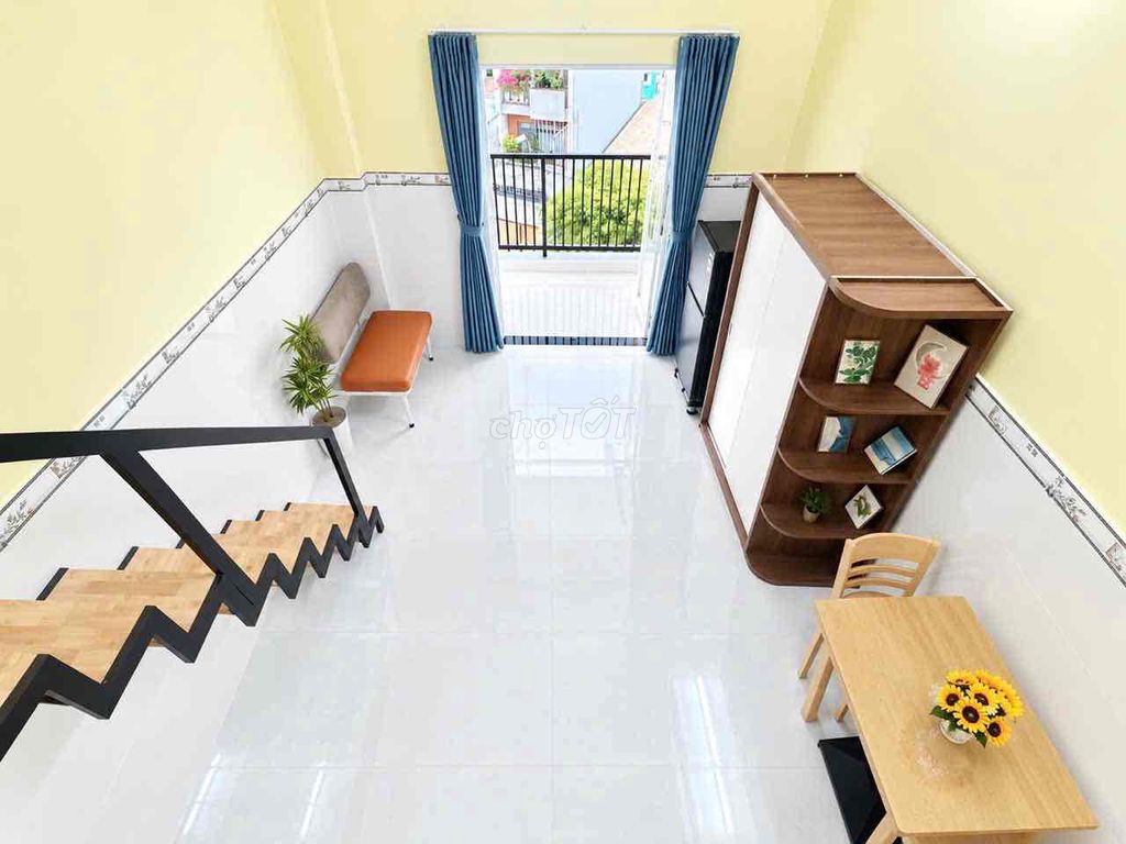 Rent a balcony in District 2.
