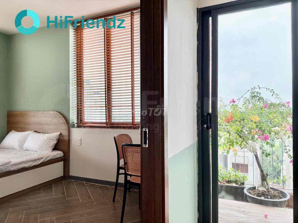 Studio Full Seven has a balcony nearby.