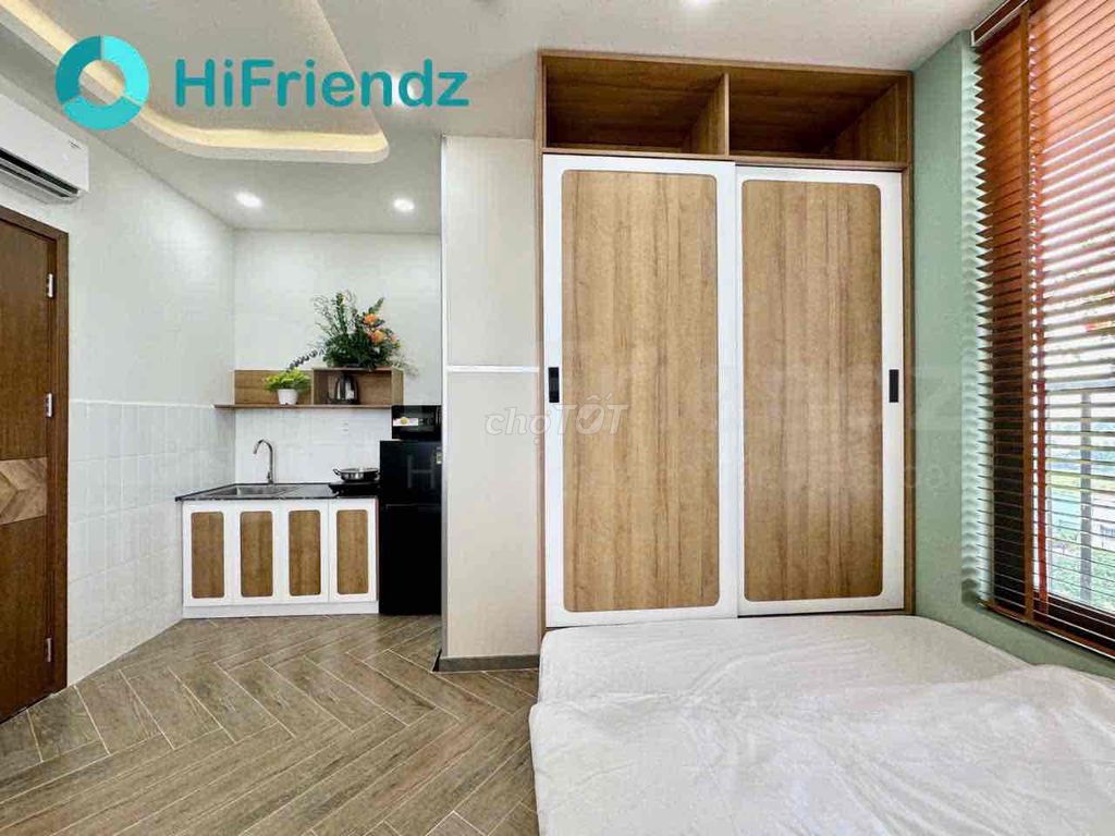 Studio Full Seven has a balcony nearby.