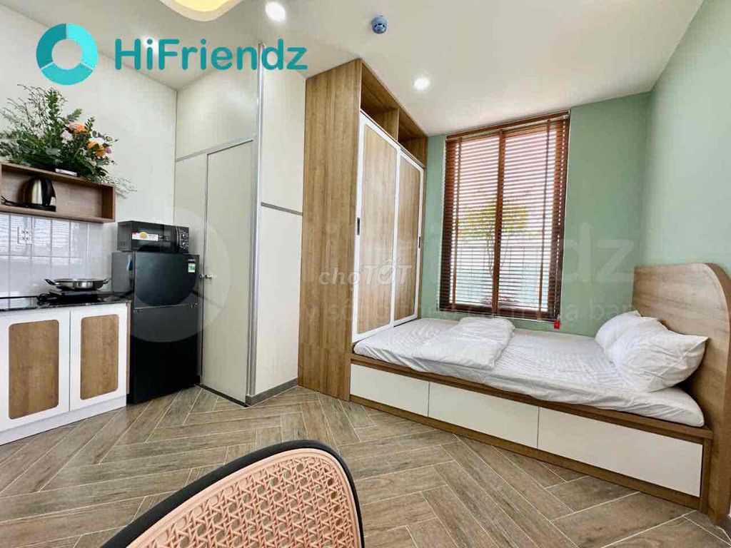 Studio Full Seven has a balcony nearby.
