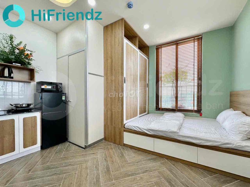 Studio Full Seven has a balcony nearby.