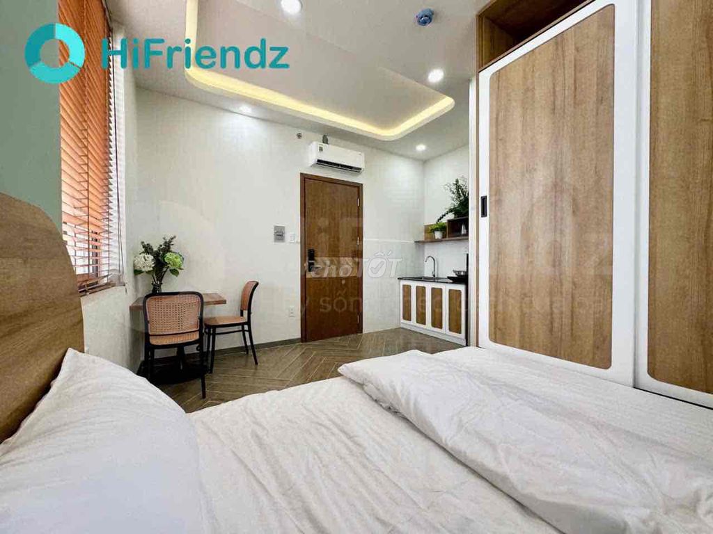 Studio Full Seven has a balcony nearby.