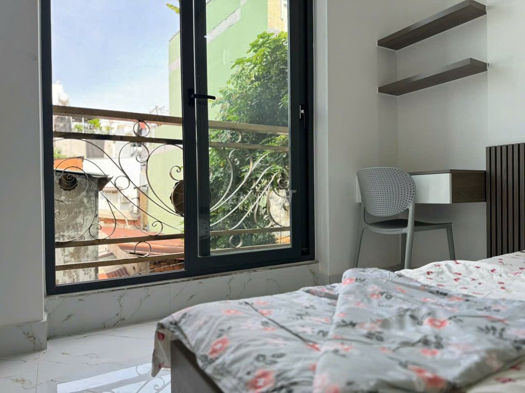 The balcony apartment, near Mrs. C understand, the full interior.