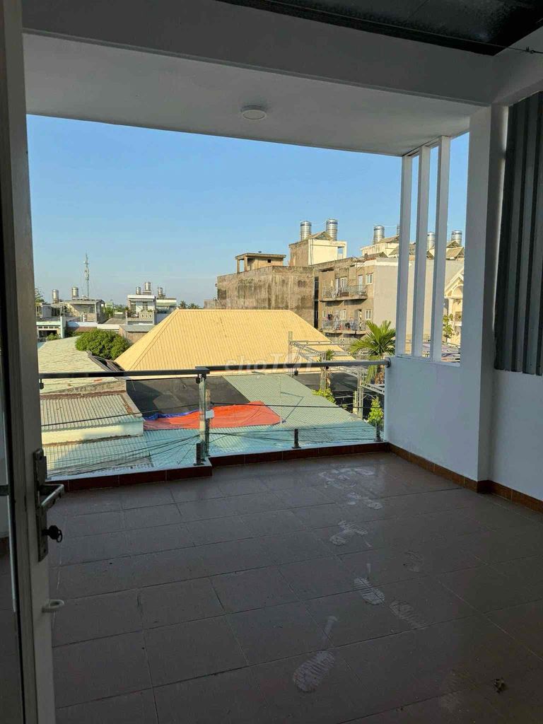 The house has two-story car yard with air conditioning near the top of District 9