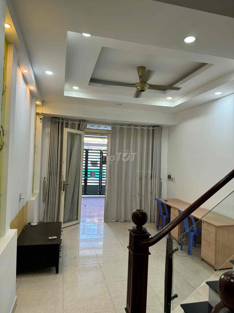 The house has two-story car yard with air conditioning near the top of District 9