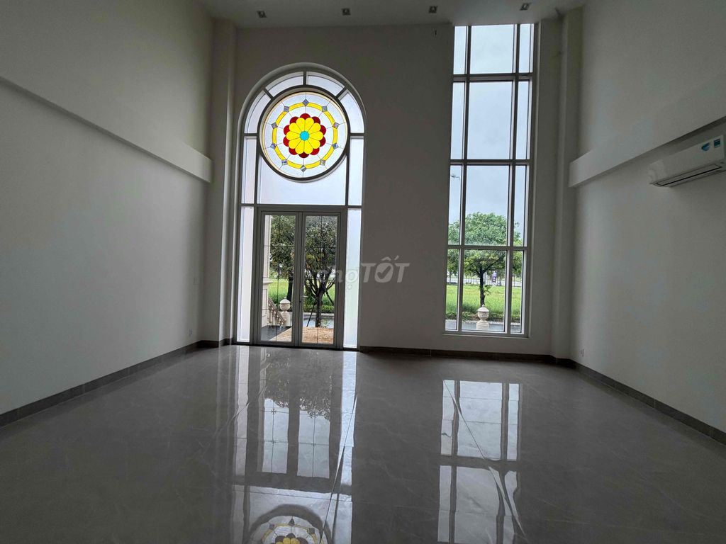 7 x21-1 vault 4-story elevator plus air conditioning.