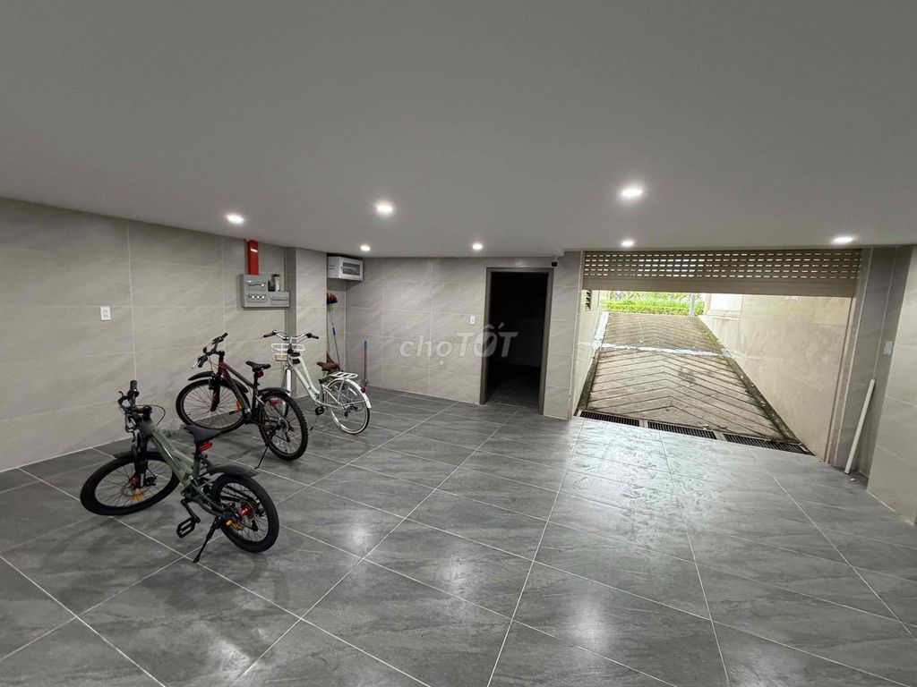 7 x21-1 vault 4-story elevator plus air conditioning.