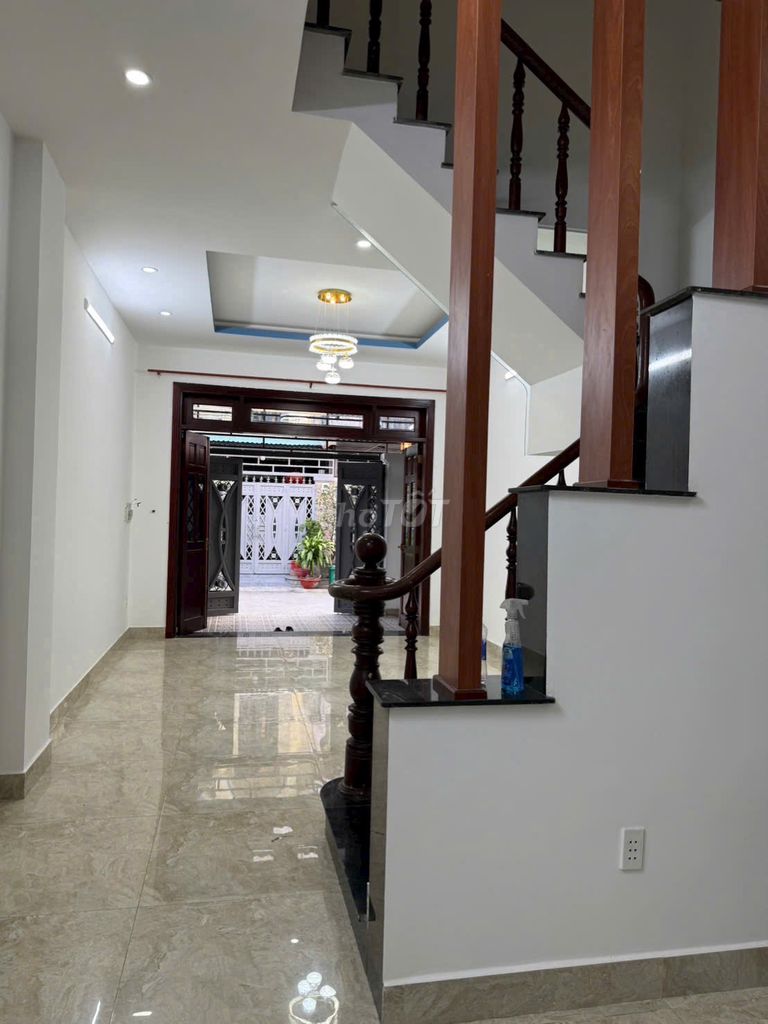 Rent a nice Thạnh Lộc-- close to the station-- 11 million a month.
