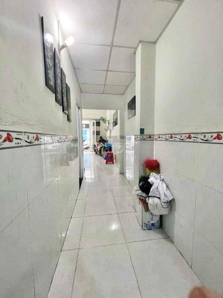 Four hundred and fifteen meters of toilets. Lê Trọng Tấn. Tân Phú