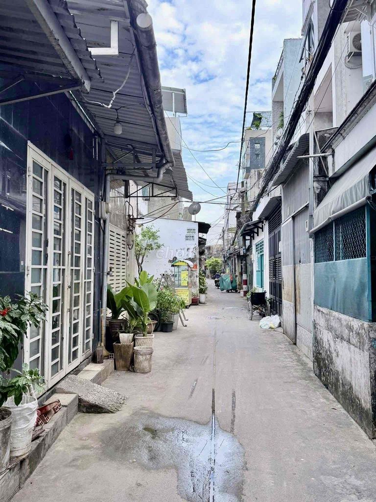 Four hundred and fifteen meters of toilets. Lê Trọng Tấn. Tân Phú