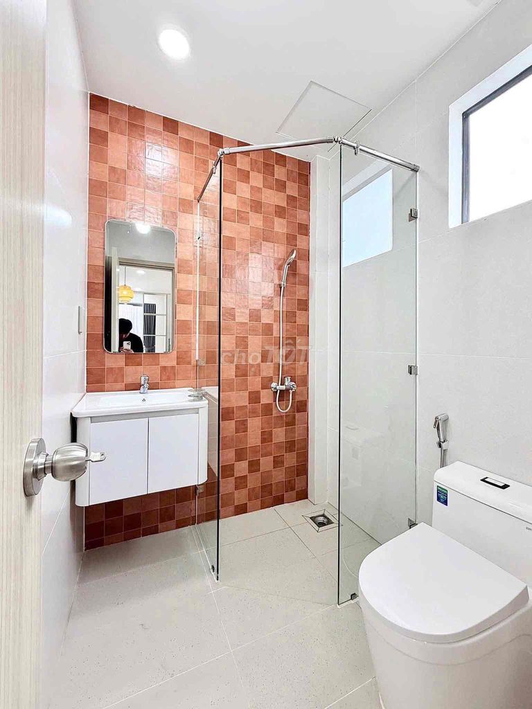 apartment 40 square feet of balcony, private washing machine in Phan Xian Long near District 1, District 3.