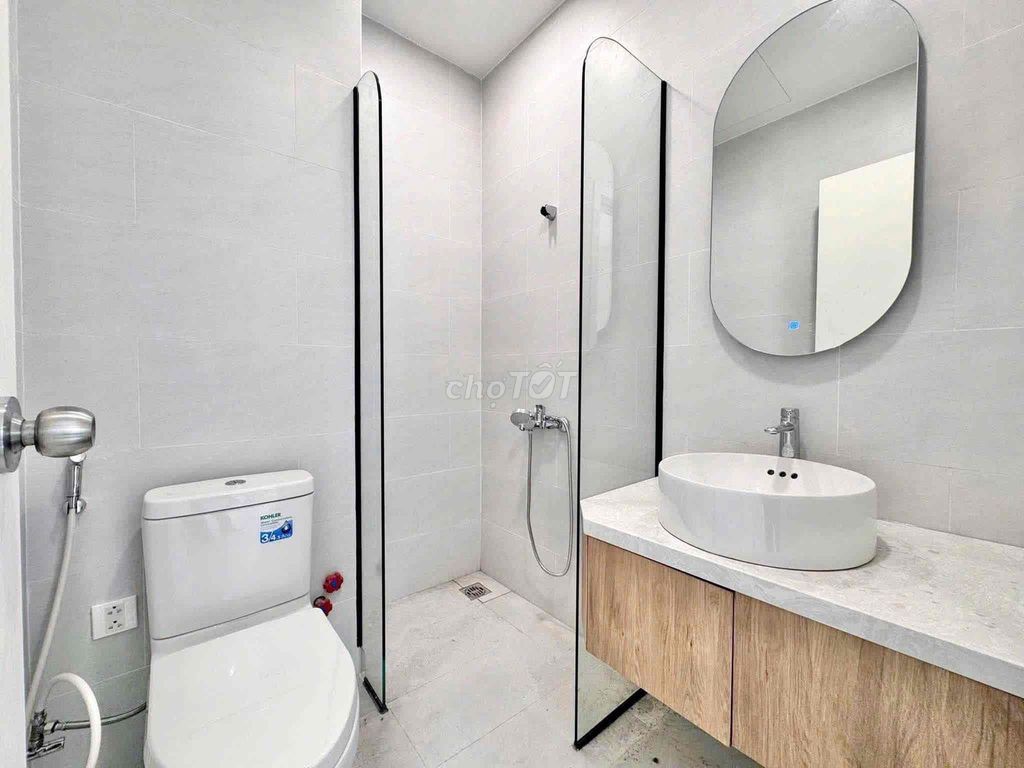 apartment one bedroom/studio modern style, 100 percent new, right next to District 1, L81