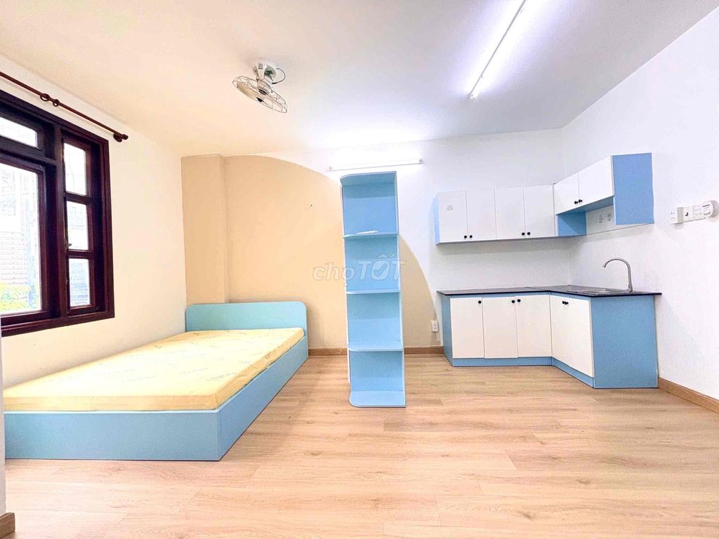 Next to the botonica, the balcony apartment-full interior near the airport.