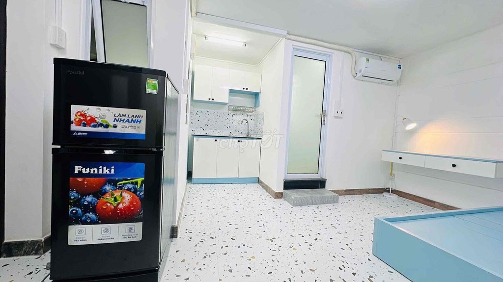 Next to the botonica, the balcony apartment-full interior near the airport.