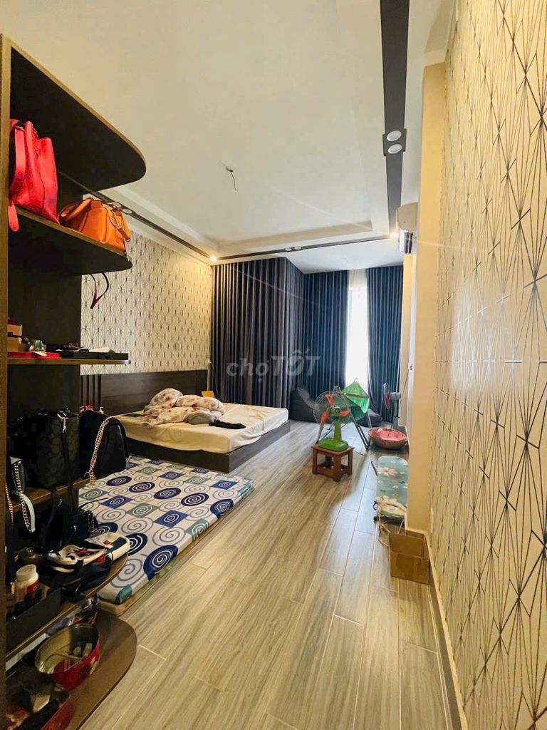 Go to work on metro-- find the apartment 2 bedrooms just 5.7 million a month.